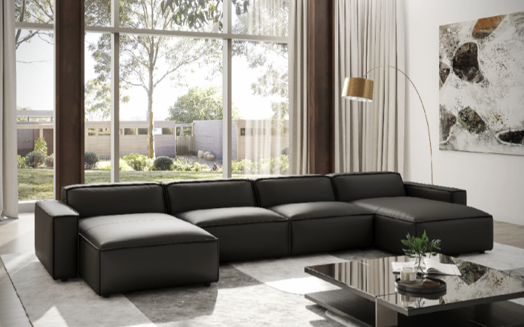 Ana Sánchez, locutora de radio profesional con micrófono