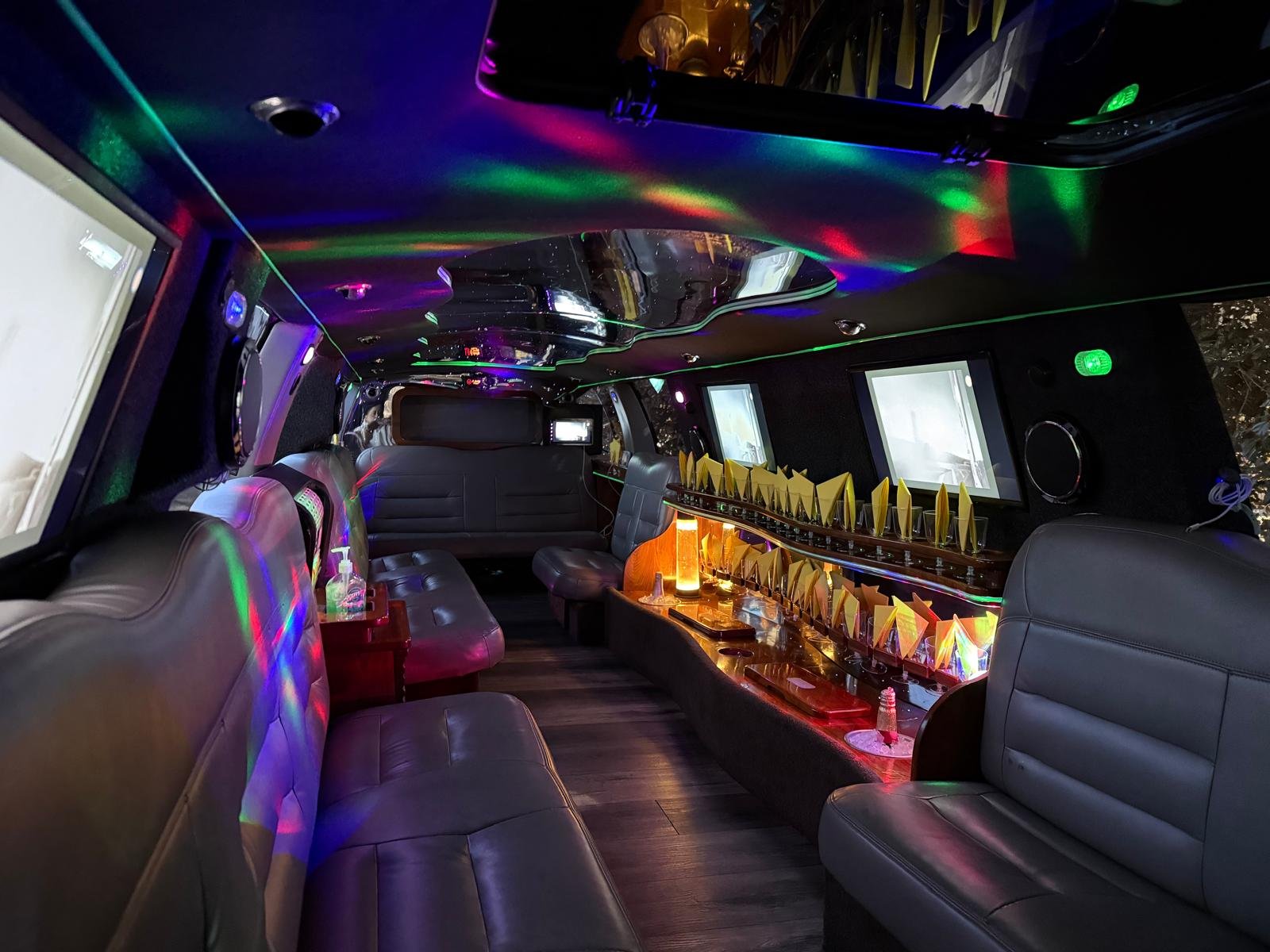 DJ mezclando en una consola