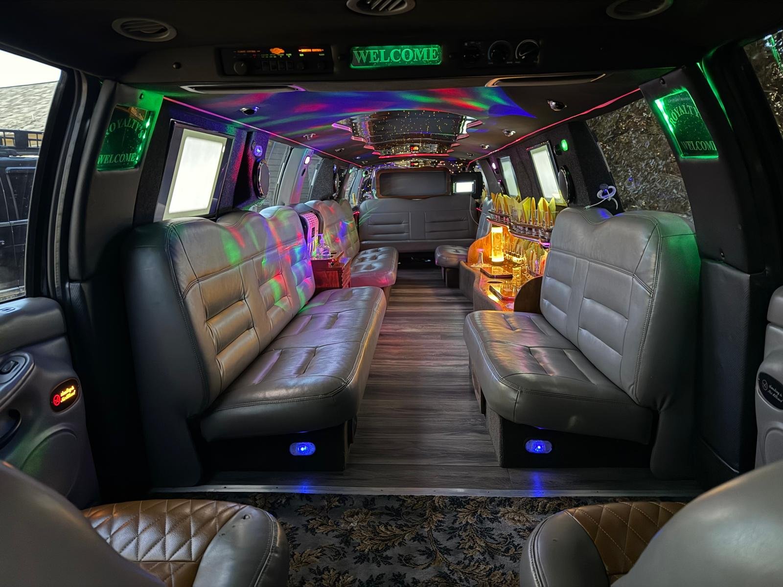 Cantante actuando en el escenario